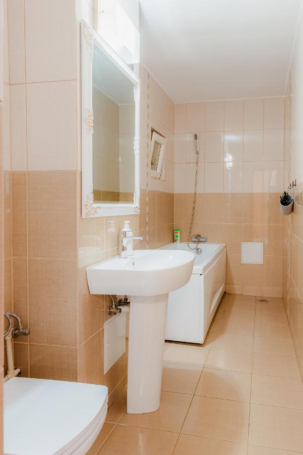 Apartament 2 Camere, Decomandat, In Zona Centrala Bukarest Exteriör bild